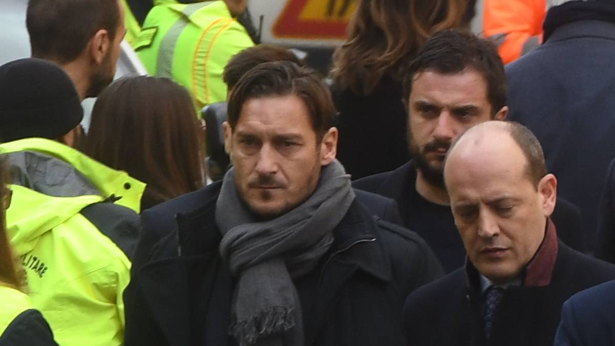 Francesco Totti - 59-facher italienischer Nationalspieler und Legende des AS Rom - ließ es sich ebenfalls nicht nehmen, in die Santa-Croce-Basilika zu kommen