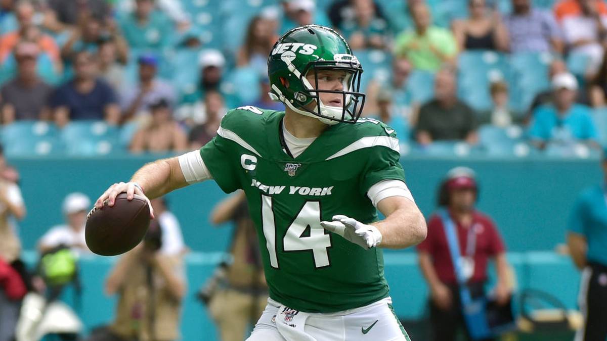 MIAMI, FL - NOVEMBER 03: Sam Darnold #14 of the New York Jets throws downfield during the first quarter against the Miami Dolphins at Hard Rock Stadium on November 3, 2019 in Miami, Florida. (Photo by Eric Espada/Getty Images)