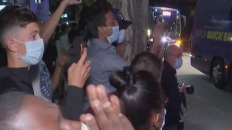 Nach der üblen Blamage gegen den FC Bayern sind die Barca-Fans sauer und buhen die Spieler vor dem Teamhotel aus.