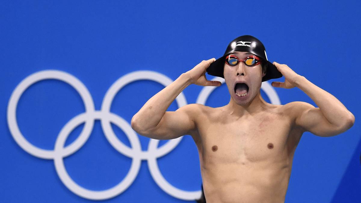 Kosuke Hagino wurde wohl gerade gesagt, dass sein Schwimm-Wettbewerb in Kürze losgeht