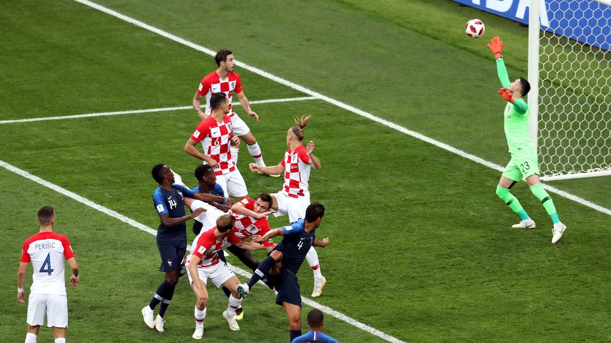 Nach dem Anpfiff drückt Kroatien zunächst und Mario Mandzukic trifft nach 18 Minuten auch ins Tor - nur ins eigene. Damit ist der ehemalige Bundesliga-Akteur der erste Spieler, dem in einem WM-Finale ein Eigentor unterläuft