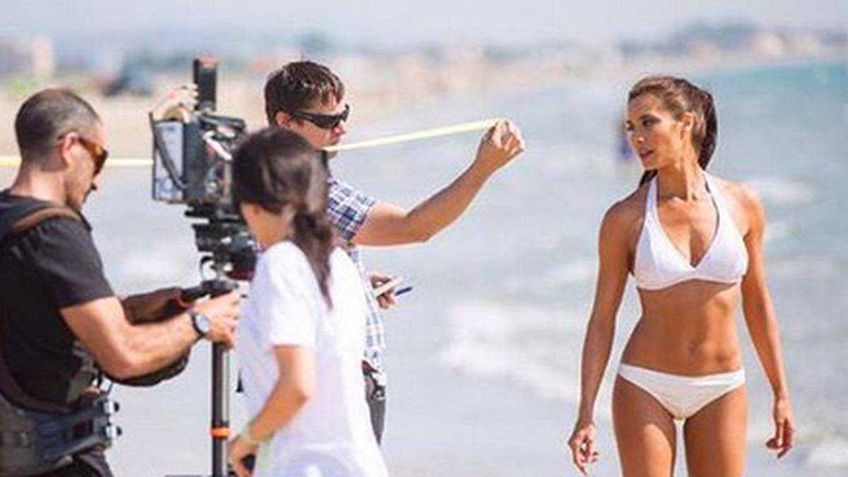 Ihr Freund Sergio Ramos ist mit Spanien bei der EM schon raus und hat jetzt erzwungenermaßen frei - für Pilar Rubio steht aber noch Arbeit an. Immerhin darf sie mit Bikini in der Sonne am Strand entlang laufen - geht schon...