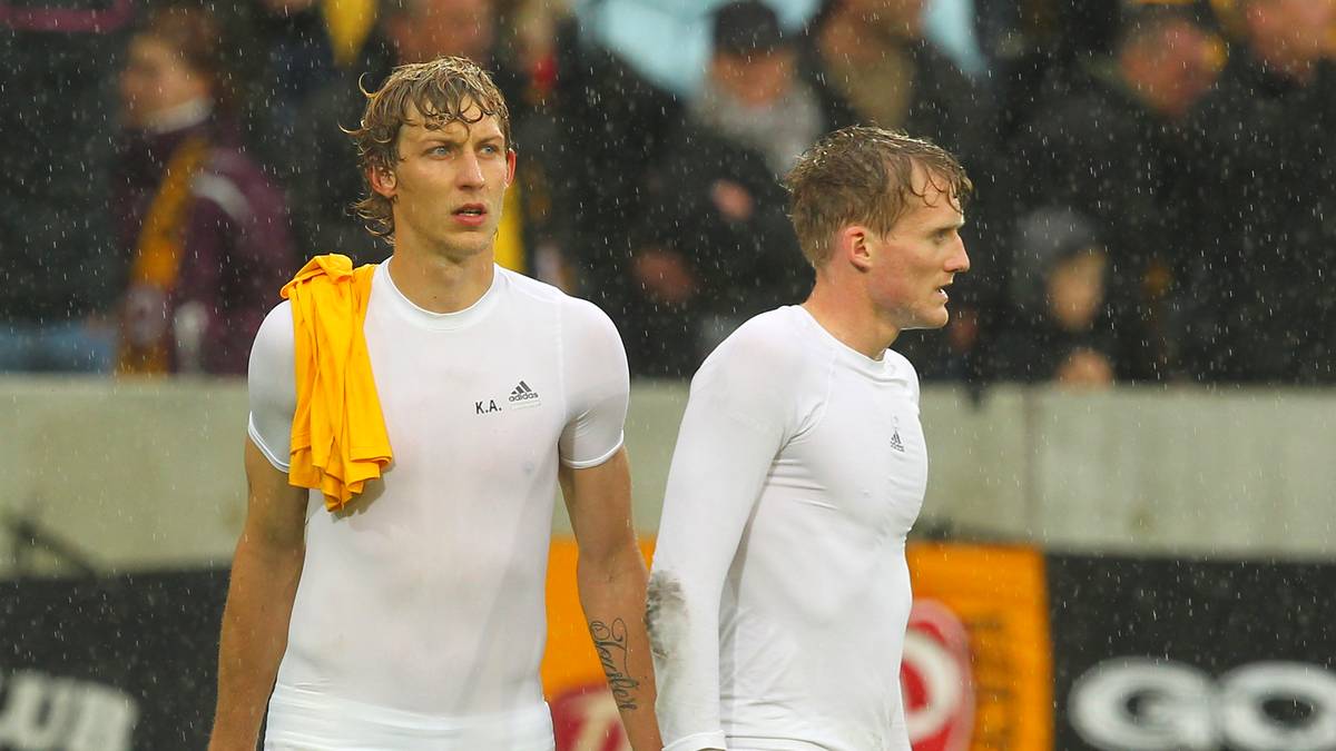 Auch Bayer Leverkusen erwischt es in Runde eins. In einer dramatischen Partie dreht Dynamo Dresden ein schon verloren geglaubtes Spiel. Stefan Kießling und Andre Schürrle (r.) können es nicht glauben