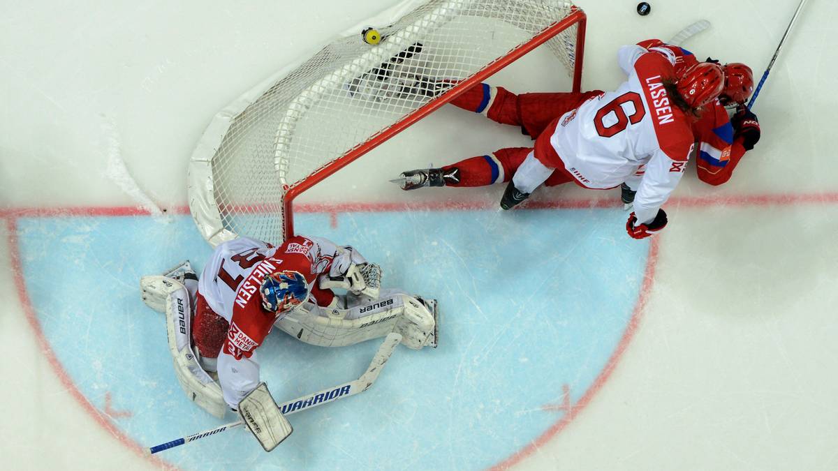 Russland trifft gegen Dänemark nach Belieben. In seltenen Fällen landet allerdings auch mal der eigene Mann statt des Pucks im Tor
