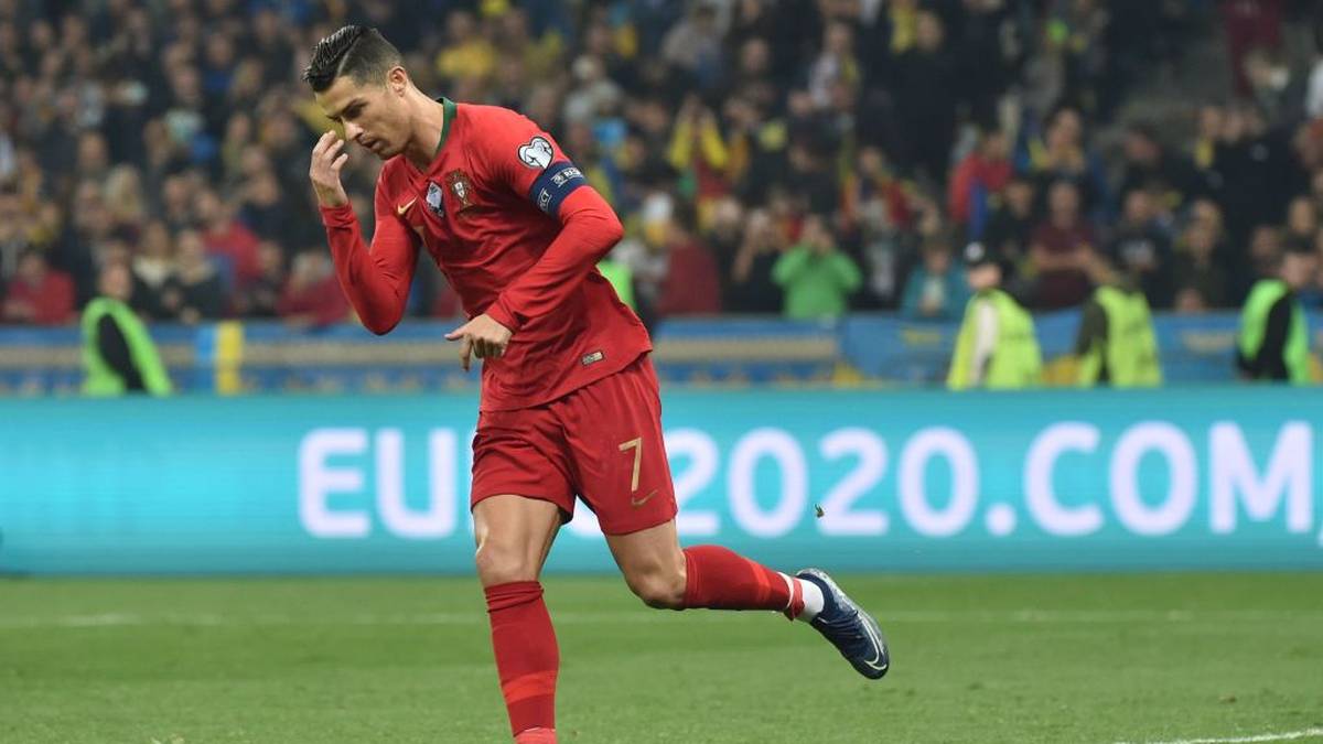 PLATZ 2 - CRISTIANO RONALDO: Beim 6:0-Sieg gegen Litauen verzeichnete CR7 einen Hattrick, beim 2:0-Sieg in Luxemburg kam ein weiterer Treffer dazu, sodass er in acht EM-Quali-Spielen nun elf Treffer erzielt hat. Insgesamt kommt der 34-Jährige nun auf 99 Tore in 164 Länderspielen für den portugiesischen Europameister