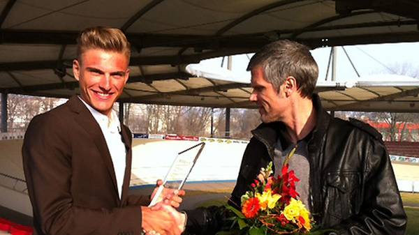 Große Freude bei Marcel Kittel (l.), als SPORT1-Redakteur Marc Ellerich den Thüringer im Erfurter Radstadion besucht und ihm "Die SPORT1" überreicht