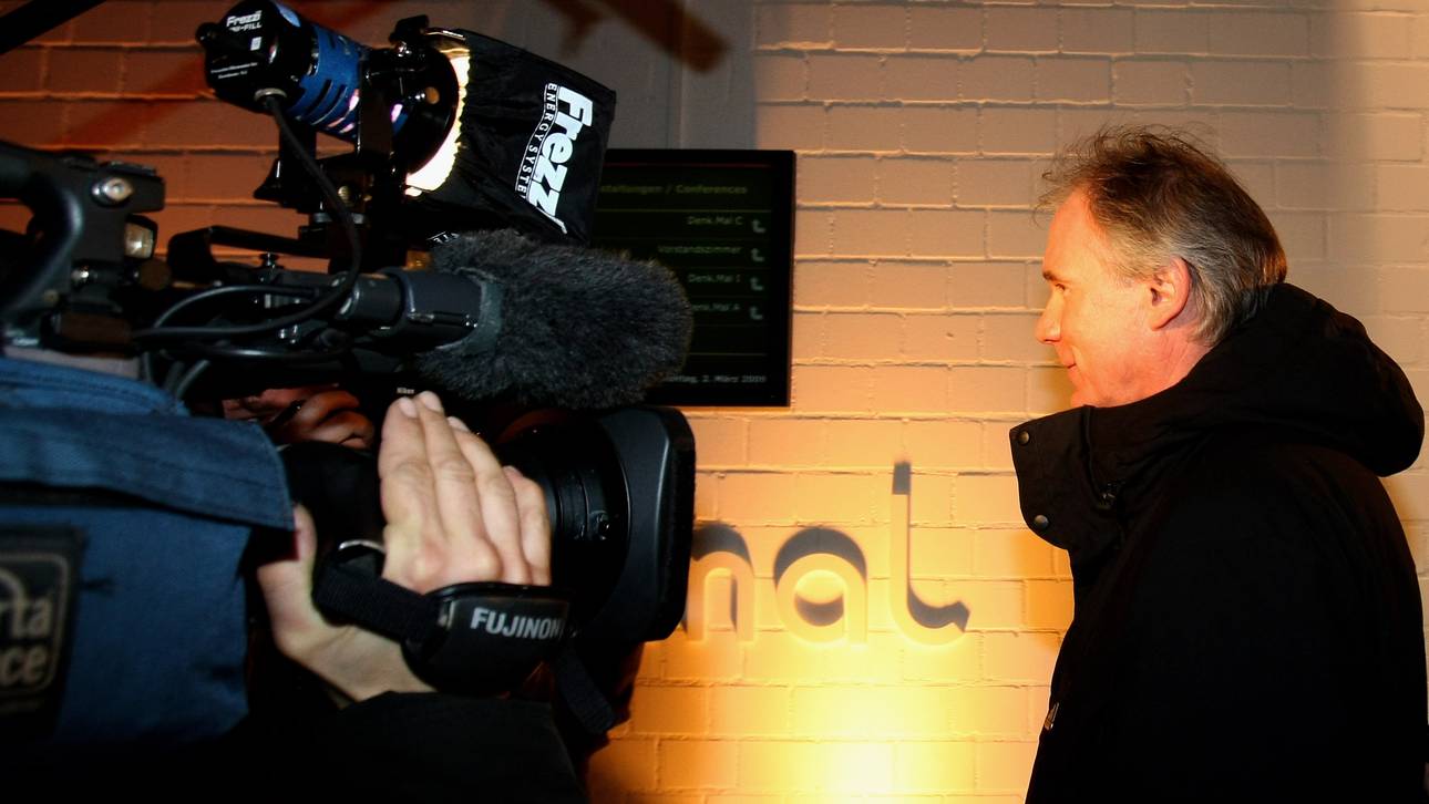 Schwenker geht auf Moustafa zu