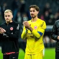 Kurz vor dem Saisonende gibt Eintracht Frankfurt drei Abschiede bekannt. Bei zwei Profis endet das Kapitel damit bereits schnell wieder, während ein Talent in die 2. Bundesliga geht.