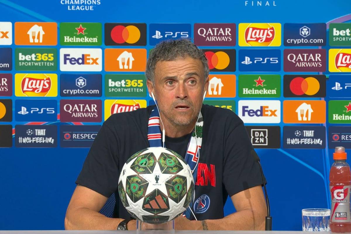 Nach dem herausragenden Triumph gegen Inter enthüllten die PSG-Fans ein Riesenbanner, das der verstorbenen Tochter von Luis Enrique gedachte. Der Trainer zeigte sich über die Geste sichtlich gerührt.