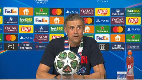 Nach dem herausragenden Triumph gegen Inter enthüllten die PSG-Fans ein Riesenbanner, das der verstorbenen Tochter von Luis Enrique gedachte. Der Trainer zeigte sich über die Geste sichtlich gerührt.