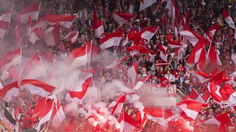 Fans des FC Bayern feuern ihr Team an