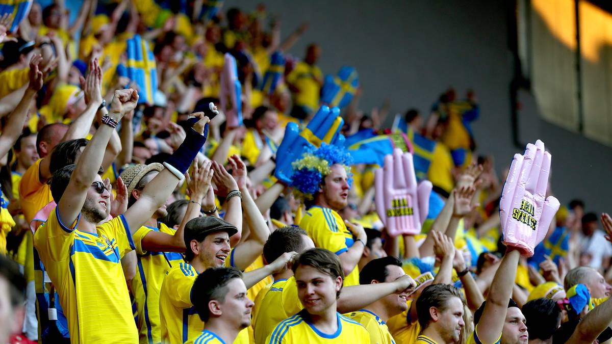 Die mitgereisten Fans aus Skandinavien sorgen in Prag schon vor Spielbeginn für Gänsehautstimmung