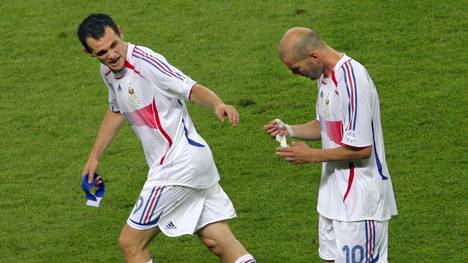 Zinedine Zidane reichte im WM-Finale nach der Roten Karte seine Kapitänsbinde an Willy Sagnol (l.) weiter