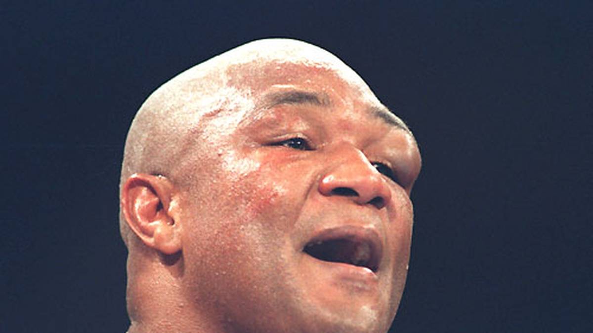 Vor der zwölften Runde ist der Champ schwer gezeichnet, eine Niederlage scheint so gut wie sicher...