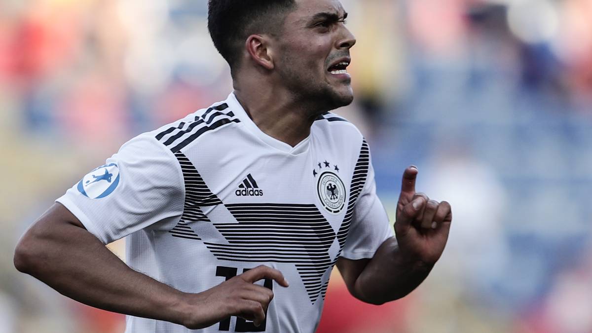 Außerdem sollen die SGE-Verantwortlichen ein Auge auf U21-Vizeeuropameister Nadiem Amiri geworfen haben. Mit seiner aggressiven, giftigen Spielweise würde er optimal in das Anforderungsprofil von Coach Hütter passen