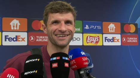 Der FC Bayern und Manchester United liefern sich zum Auftakt in die neue Champions-League-Saison einen wilden Schlagabtausch, der selbst Thomas Müller ratlos zurück lässt.