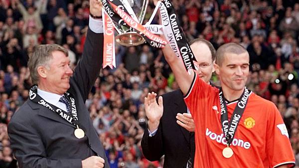 Alex Ferguson und Roy Keane mit Pokal