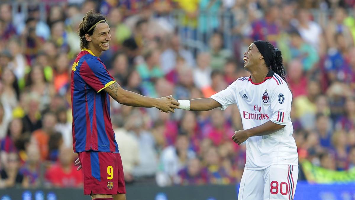 Seine nächste Station kündigt sich bei einem Freundschaftsspiel mit dem AC Mailand an. Dort scherzt er bereits mit Ronaldinho, der auch eine Barcelona-Vergangenheit hat. Eines hat ihm der Brasilianer voraus: 2006 gewinnt er mit Barca die Champions League, Ibrahimovic scheitert mit den Katalanen im Halbfinale 2010 am späteren Sieger Inter