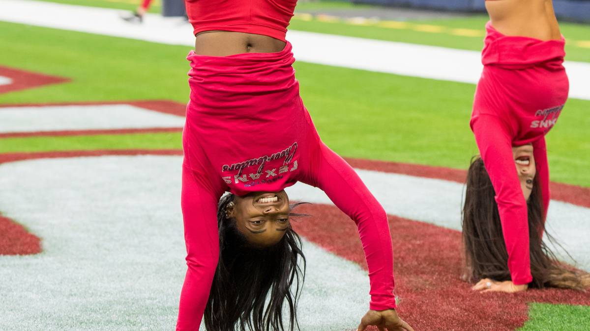 Eine Woche hatte sich Biles als "Ehrenmitglied" der Texans-Cheerleader auf ihren großen Auftritt vorbereitet. Ihre turnerische Ausbildung schadete dabei nicht