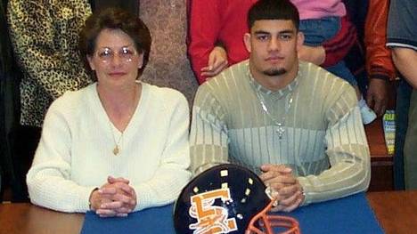 Der junge Roman Reigns mit Mutter Lisa nach seiner Unterschrift bei Georgia Tech 2005