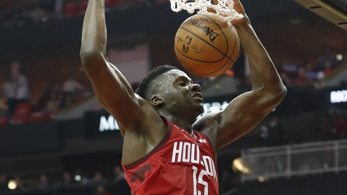 Nach Informationen von Marc Stein haben die Rockets offenbar einen Deal von Clint Capela parat, um Platz für Butler zu schaffen. Der Schweizer Center würde bei einem dritten Team landen, falls Rockets und Sixers sich auf einen Deal um Butler einigen würden - die Celtics? Sie könnten einen Center brauchen