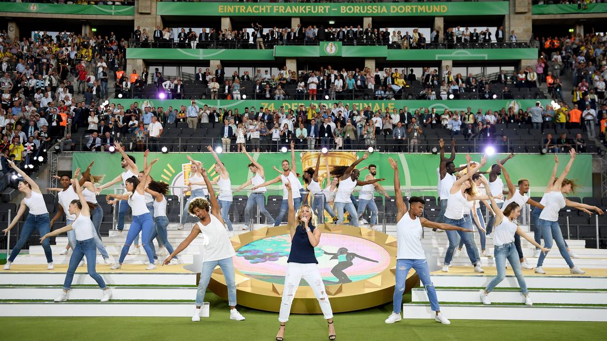 Mit gellenden Pfiffen quittiert das Berliner Publikum den Singsang der 32-Jährigen