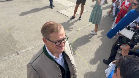 Vorstandsvorsitzender des FC Bayern München, Jan-Christian Dreesen, äußert sich auf dem jährlichen Oktoberfestbesuch der Bayern über die ungewohnte Verfolgerrolle. 