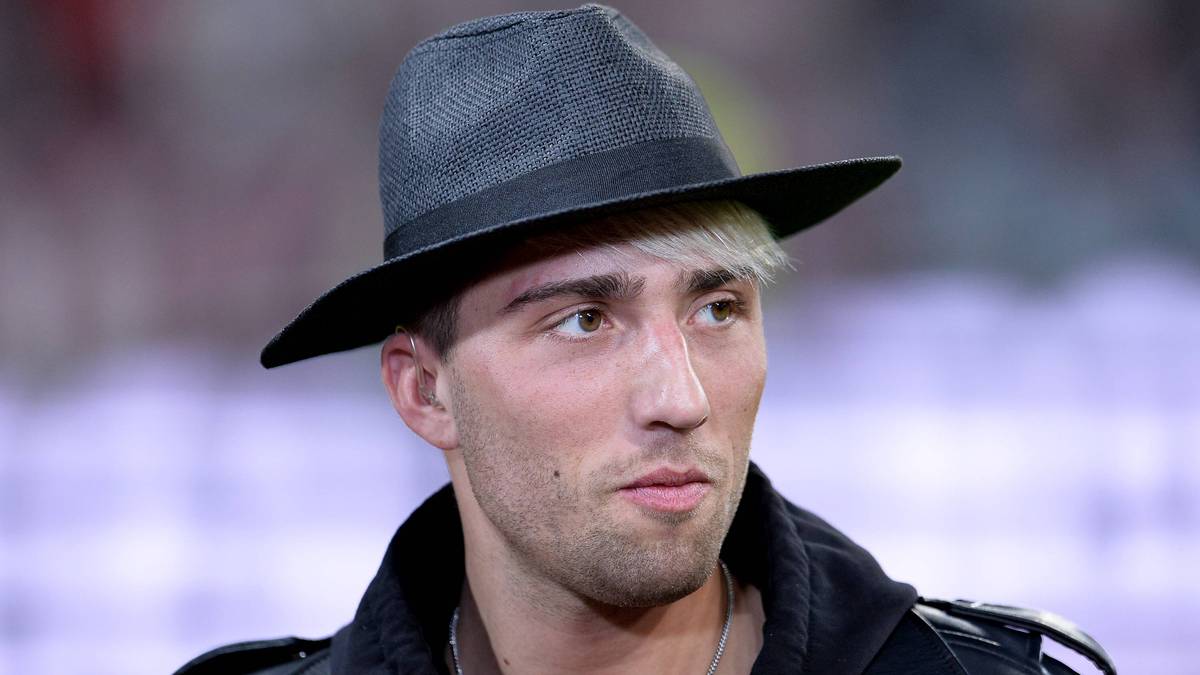 Nicht dabei ist Kevin Kampl, der an einem Wadenbeinbruch laboriert. Dafür macht er auf andere Weise auf sich aufmerksam ...
