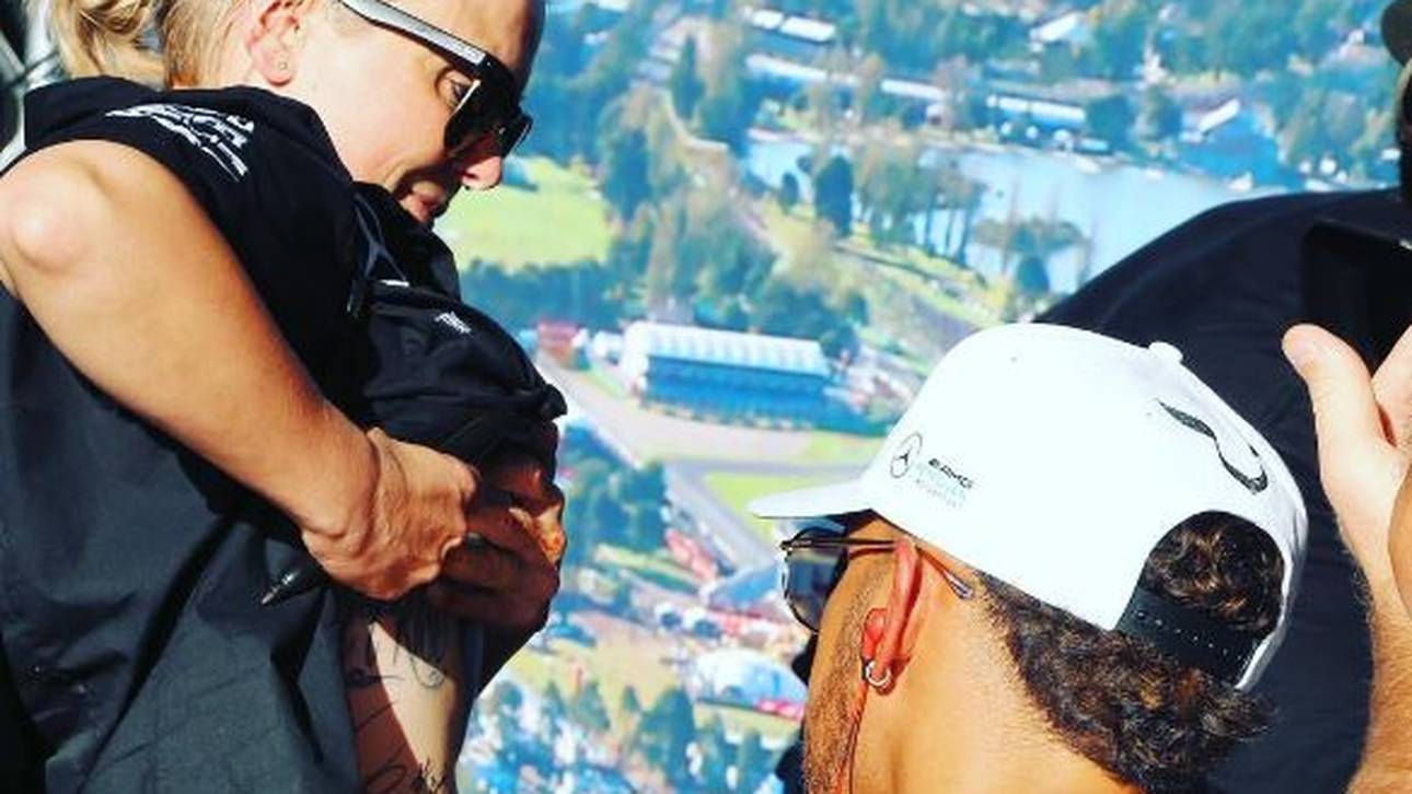 Hamilton schreibt auf nackter Haut