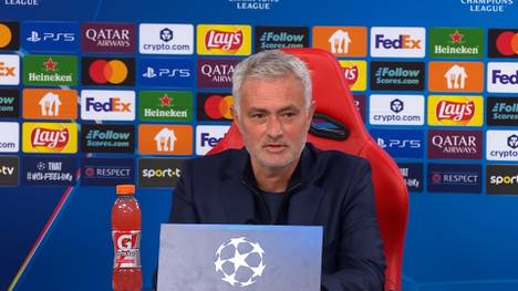 Gegen Napoli feiern José Mourinho und Benfica einen wichtigen Sieg. „The Special One“ erbeutet danach noch ein besonderes Souvenir von einem Ex-Schützling – eine Selbstverständlichkeit, wie er findet.