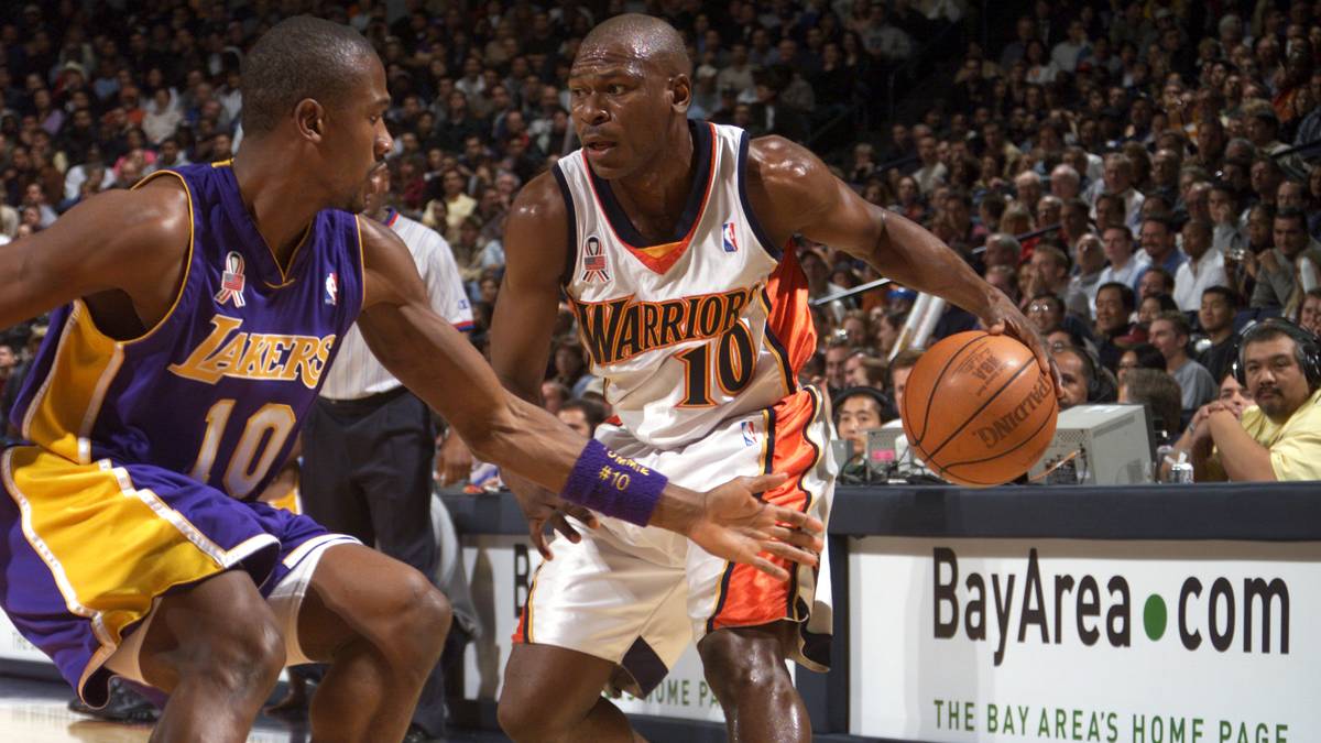 Meisterdieb Mookie Blaylock (r.) hätte 1989 ebenfalls zu den Mavs wechseln können, geht aber als 12. Pick zu den New Jersey Nets. Der Steal-Experte spielt anschließend noch für die Atlanta Hawks und die Golden State Warriors, bis er 2002 seine Karriere beendet