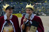 Chantal Laboureur und Sarah Schulz sind stolz auf den Sieg beim nationalen King of the Court und dürfen am Sonntag auch gegen die internationale Konkurrenz antreten - mit Krone und Siegestrunk geben sie ihr Interview bei SPORT1.