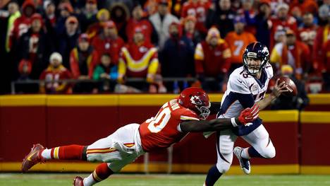 Broncos-Quarterback Trevor Siemian (r.) kassierte gegen die Chiefs drei Interceptions
