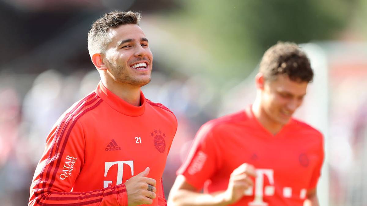 FC BAYERN MÜNCHEN (Platz 3): Die Transfers von Lucas Hernández (links im Bild) und Benjamin Pavard (rechts) waren schon Monate zuvor eingetütet. Pavard entwickelte sich zu einer echten Verstärkung, sowohl als Innen- als auch Außenverteidiger. Hernández verpasste den größten Teil der Runde wegen Verletzungen. Abwehrchef Niklas Süle riss sich das Kreuzband. In der Abwehr musste improvisiert werden