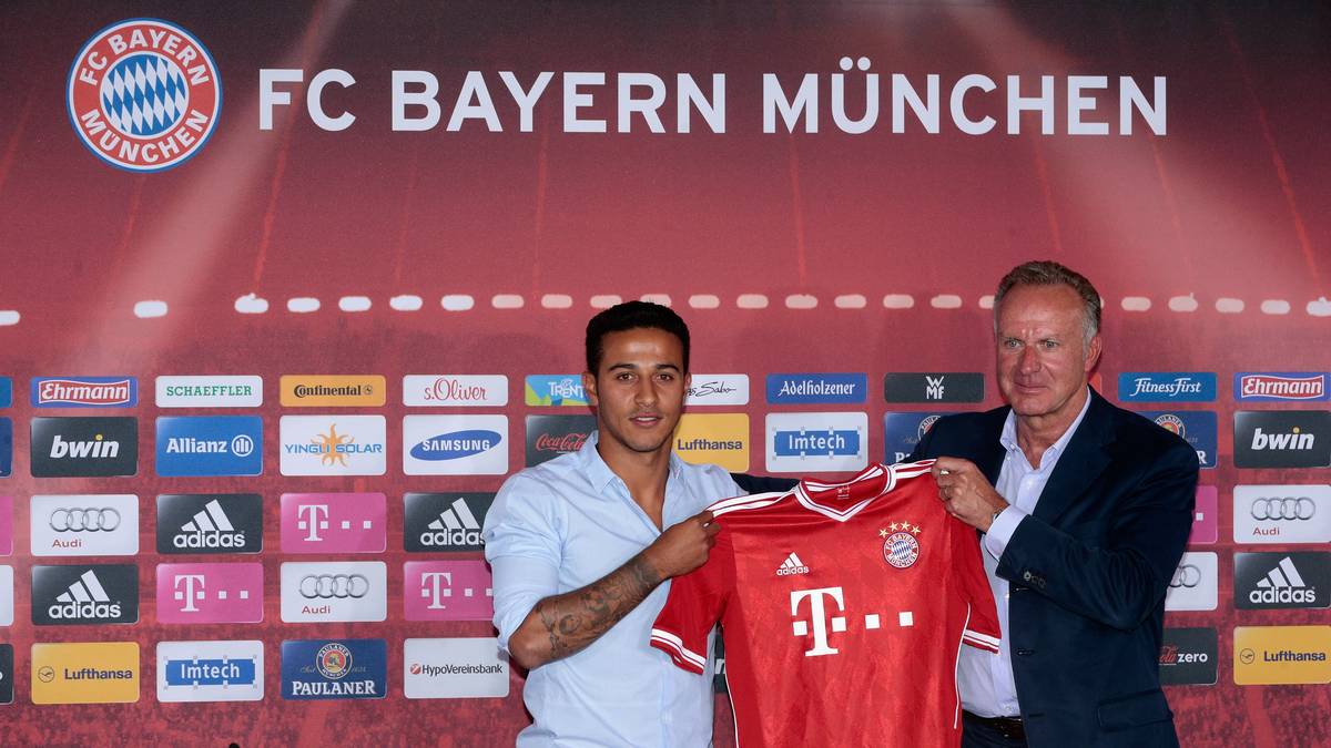 Im Sommer 2013 folgt Thiago seinem Mentor Guardiola dann zum FC Bayern. Doch der Spanier bringt seine Verletzungssorgen mit nach Deutschland. Am dritten Spieltag der Bundesliga, eine Partie nach seinem Debüt, reißt sich Thiago das Syndesmoseband und fällt 80 Tage aus