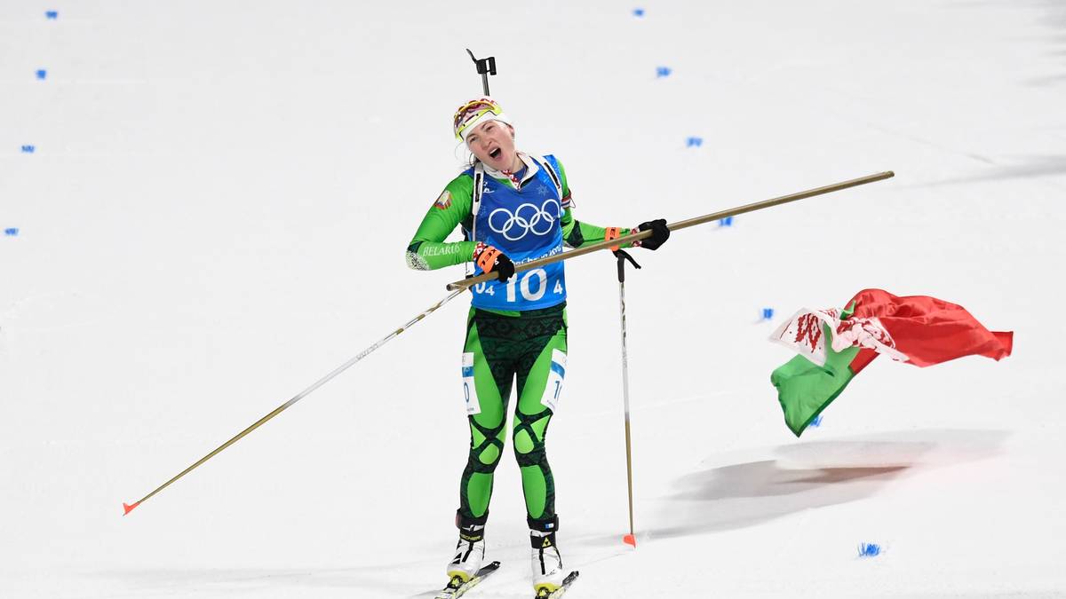Die windige Verhältnisse - mit denen die deutschen Skijägerinnen beim Schießen nicht richtig zurechtkamen - sorgen dafür, dass die weißrussische Fahne wegweht