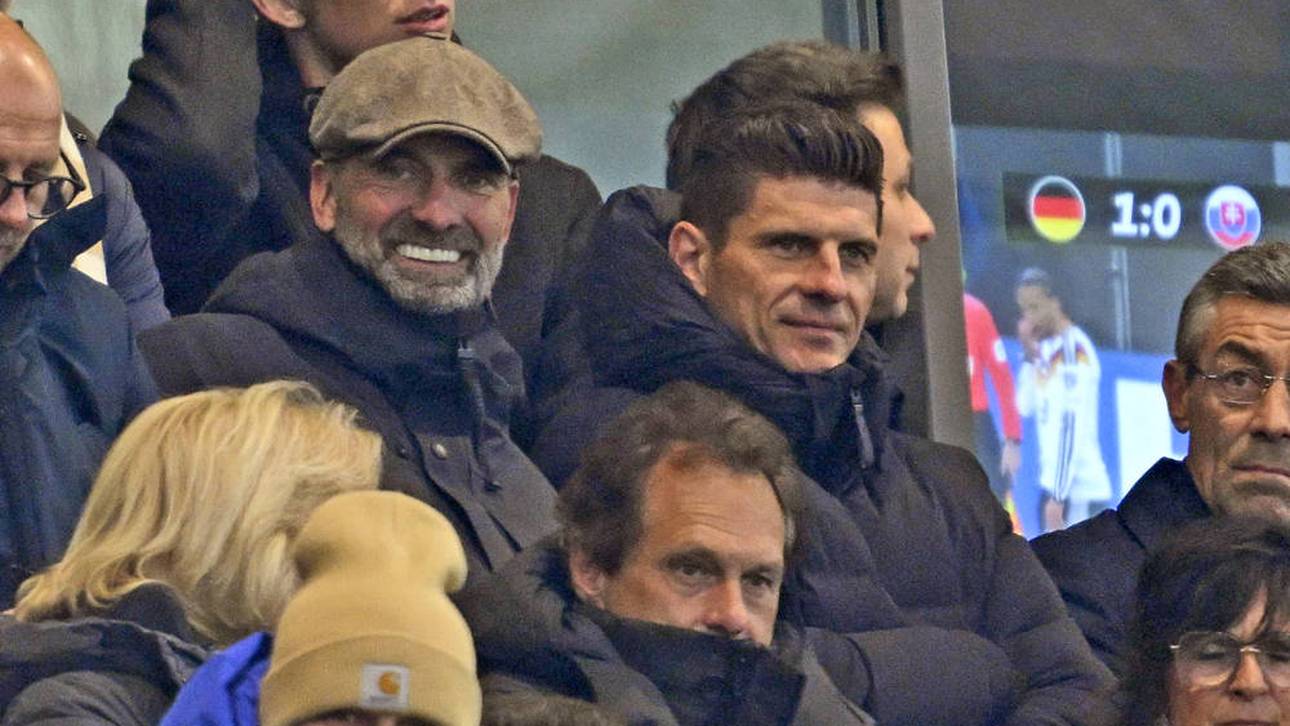 Jürgen Klopp (l.) verfolgte die Partie in Leipzig neben Mario Gomez