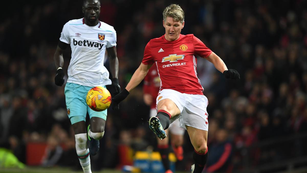 Es sieht so aus, als ob Schweinsteiger nur bei Laune gehalten wird und potenzielle Käufer an ihn erinnert werden sollen, ein bisschen mehr aber entwickelt sich doch noch daraus