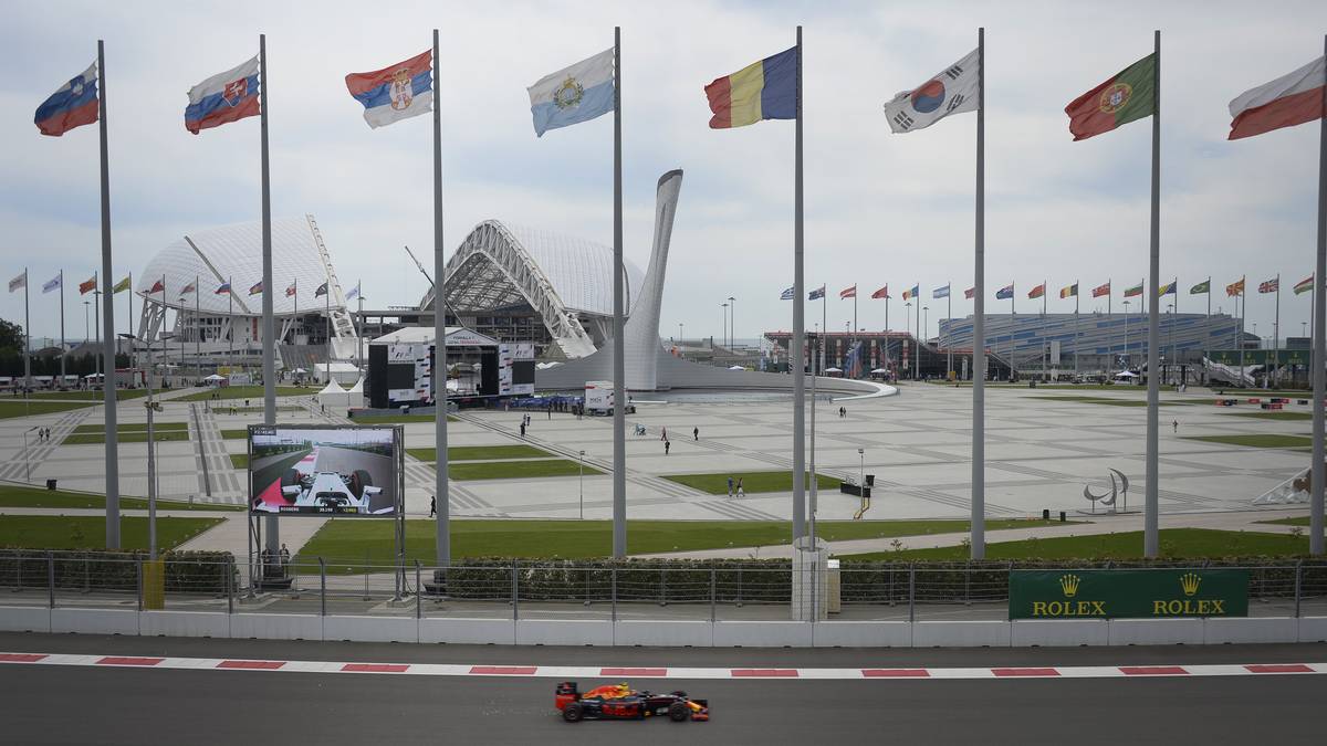 Die Formel 1 macht Halt in Sotschi. Beim vierten Saisonrennen wollen Lewis Hamilton und Sebastian Vettel endlich einmal WM-Spitzenreiter Nico Rosberg bezwingen. SPORT1 zeigt die Bilder des Qualifyings