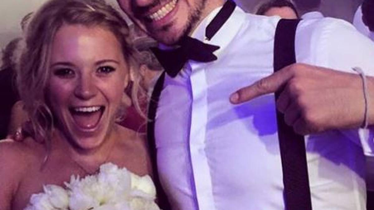 Sie dagegen freut sich aus einem ganz anderen Grund: Biathletin Miriam Gössner stand am rechten Ort, als Ana Schweinsteiger ihren Brautstrauß warf. Felix Neureuther hat sichtlich Spaß