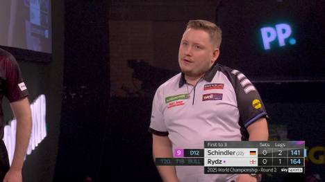 Martin Schindler scheitert in seinem Auftaktspiel an Callan Rydz. Die deutsche Nummer eins verpasst hauchzart einen 9-Darter - doch dann geht nichts mehr.