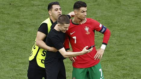 Begehrtes Motiv: Cristiano Ronaldo und ein Flitzer