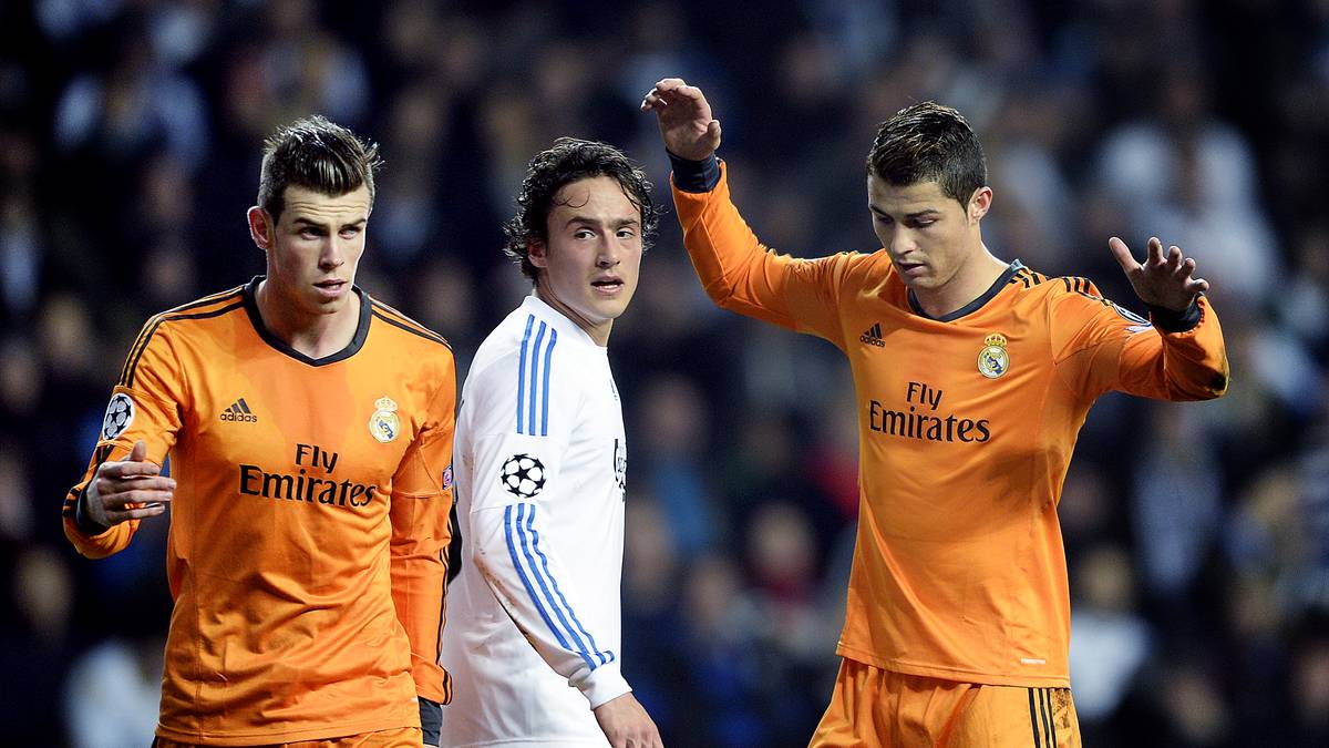 Zu Beginn von Bales Zeit bei Real war viel von gegenseitigen Eifersüchteleien die Rede, gar von Mobbing gegen den Neuzugang. Angeblicher Rädelsführer: Ronaldo. Auf dem Platz war davon aber nicht viel zu spüren. Nach einigen Anlaufschwierigkeiten harmonierten Rechtsaußen Bale und Linksaußen Ronaldo perfekt, legten sich gegenseitig Tore auf