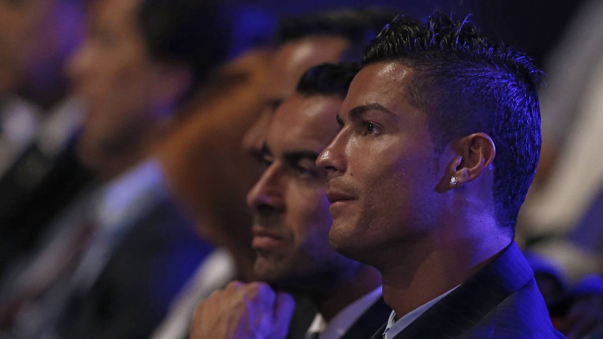 Ach guck an, inzwischen ist auch  Cristiano Ronaldo auf seinem reservierten Platz angekommen. Er trifft mit seinem Team Real Madrid auf Paris St. Germain, Schachtjor Donezk und Malmö FF