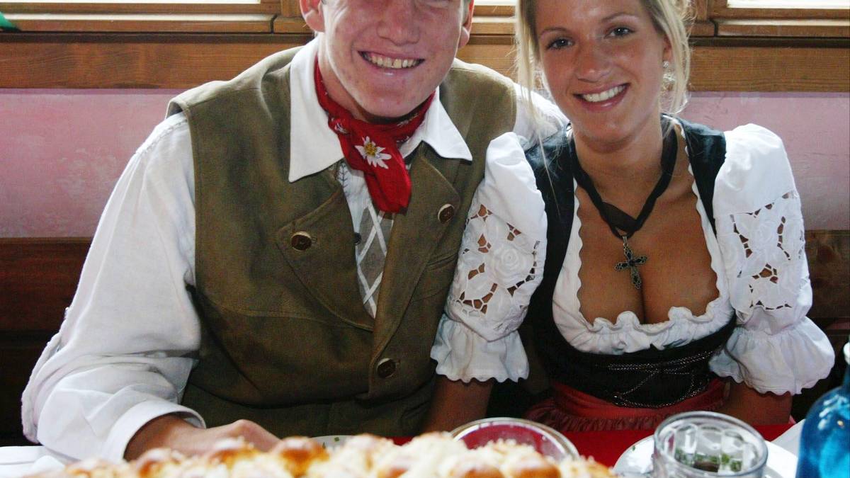Bei den Frauen ist er äußerst beliebt - hier zeigt er sich auf dem Oktoberfest mit Freundin Daniela. Einmal sorgt der heute 34-Jährige für Wirbel, als er nachts auf dem Gelände des FC Bayern im Pool in weiblicher Begleitung erwischt wird. Angeblich mit seiner Cousine
