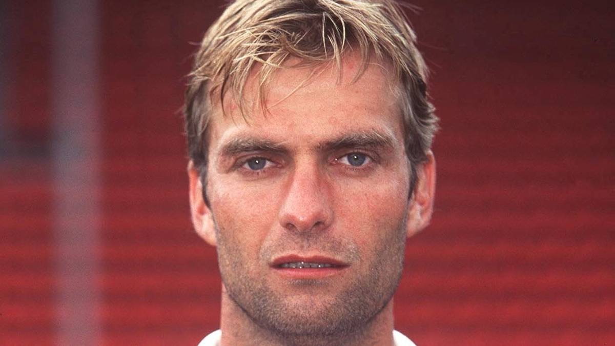 Klopp wird erst mit 22 Jahren Fußballprofi, zuvor kickt er als Amateur bei TuS Ergenzingen, dem 1. FC Pforzheim, Eintracht Frankfurt II, Viktoria Sindlingen und Rot-Weiss Frankfurt. Dann wechselt er nach Mainz - eine goldrichtige Entscheidung