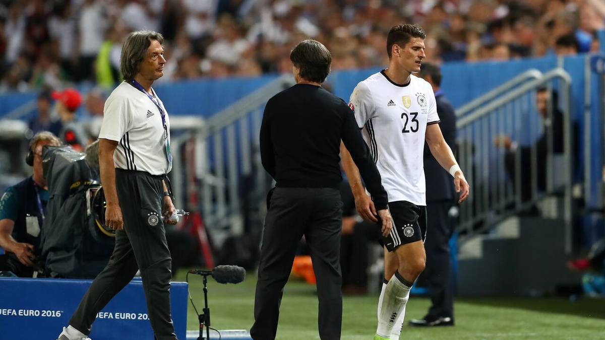 Doch der Stürmer verletzt sich offenbar bei der Aktion muss wenig später angeschlagen ausgewechselt werden