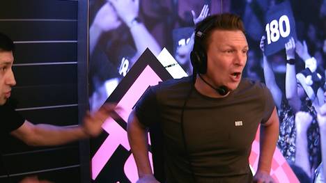 Cameron Menzies flippt bei der Darts-WM aus und schlägt seine Hand an einem Tisch blutig. Die SPORT1-Kommentatoren Basti Schwele und Robi Marijanovic trauen ihren Augen kaum. 