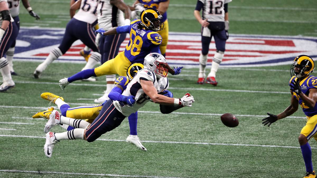 Richtig viel geht bei New England offensiv aber auch nicht. Sogar ein 4. Versuch wird ausgespielt - der Ball flutscht Gronkowski aber durch die Finger. Mit 3:0 für die Pats geht es in die Pause