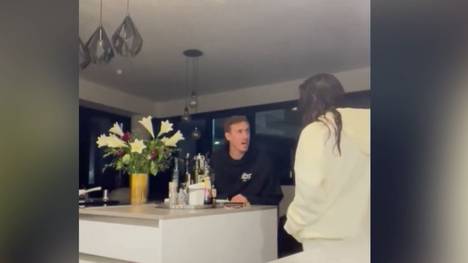 Max Kruse ist als lustiger Typ bekannt, der immer für einen Spaß zu haben ist. Dieses Mal spielt er seiner Freundin einen Streich.